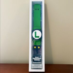 Super Nintendo World Power Up Wristband Luigi unlinked